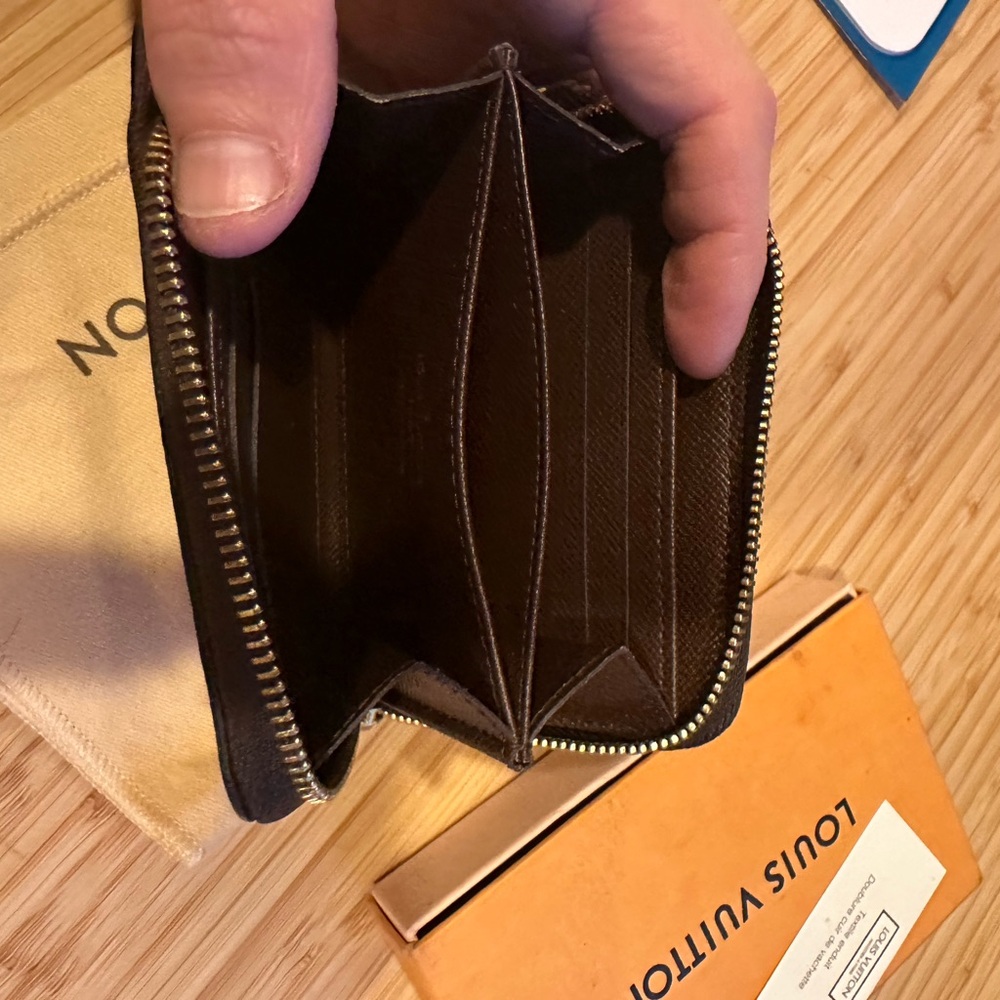 Authentic Louis Vuitton  zippy coin purse - Picture 6 of 7
